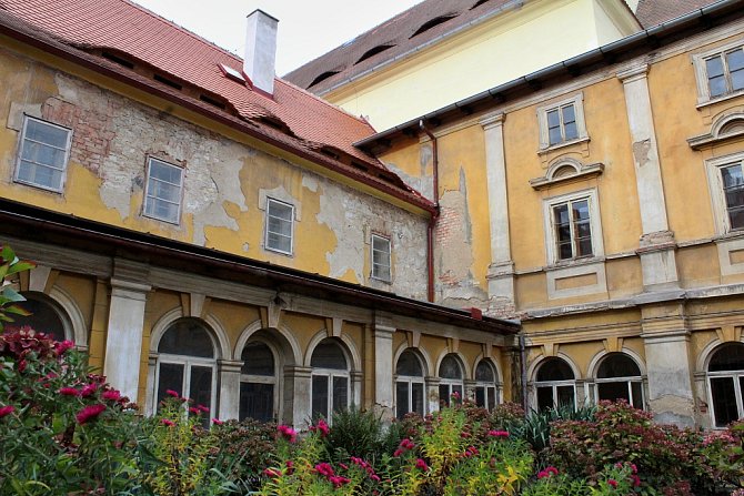 Bývalý klášter v Žatci. Archivní foto