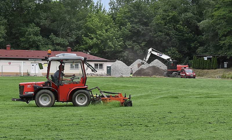 Na fotbalovém stadionu v Žatci jsou v plném proudu práce na výstavbě nové tribuny.