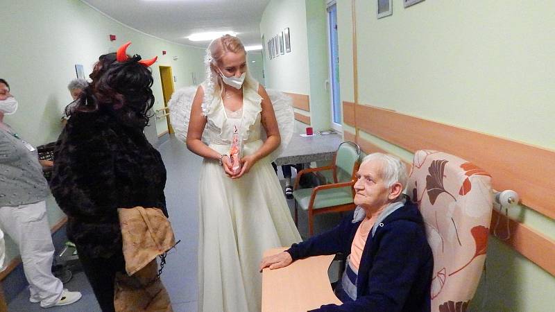 Mikuláš v doprovodu čerta a anděla zavítal do žateckého domova pro seniory.
