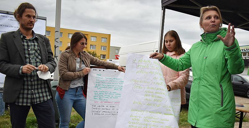 Radnice připravila na úterní podvečer setkání s obyvateli žateckého sídliště Jih 3. Konalo se vedle obchodního centra Norma, dorazily desítky lidí.