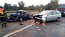 Nehoda dvou aut v Lounech si vyžádala tři zranění.