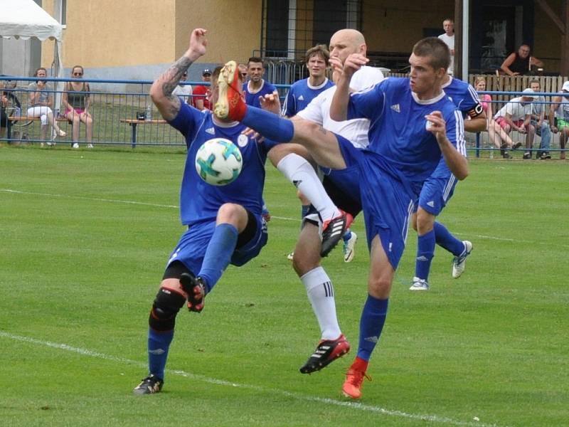 Fotbalisté Dobroměřic (v bílém) v utkání proti Domoušicím