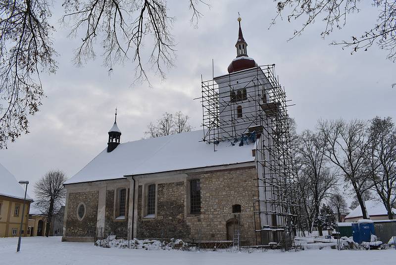 Kostel v Lenešicích. Únor 2021.