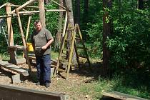 Pracovníci žateckého Ekologického centra nedávno provedli rozsáhlou opravu mobiliáře na naučné stezce v městských lesích u Holedeče. 