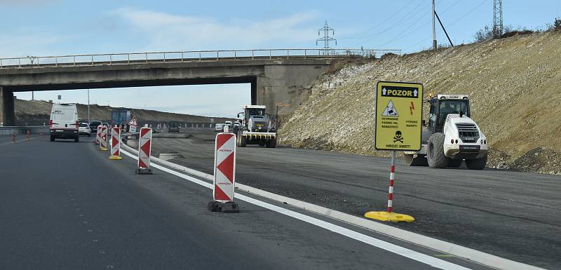 Stavba dálnice D7 Praha – Chomutov u Panenského Týnce na Lounsku spěje do finále.