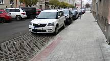 Řidiči v Lounech už využívají nová parkovací místa, která jsou k dispozici ve Štefánikové ulici nedaleko centra města.