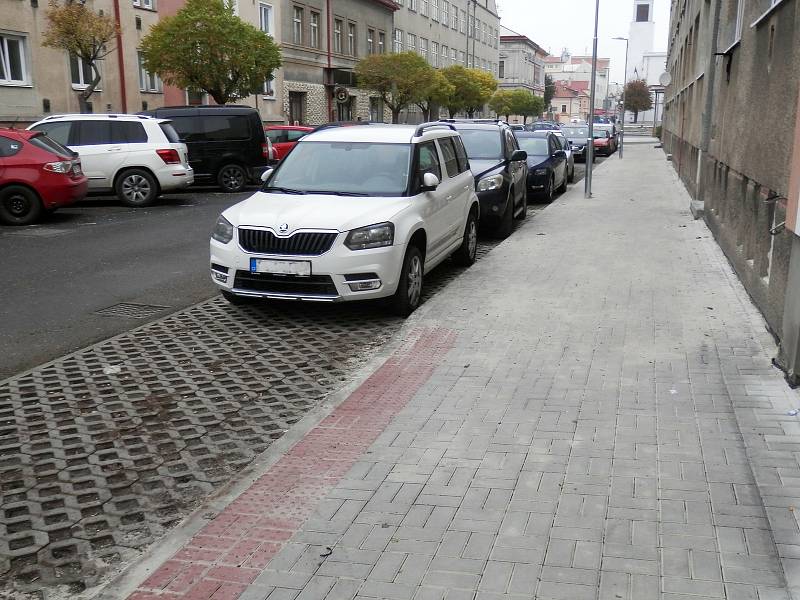 Řidiči v Lounech už využívají nová parkovací místa, která jsou k dispozici ve Štefánikové ulici nedaleko centra města.