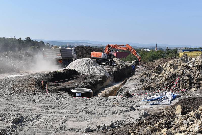 V lokalitě Na Lišce v Podbořanech vzniknou stavební parcely. V současné době se tam pokládá kanalizace.