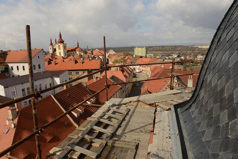 Rekonstrukce synagogy v Žatci pokročila. Už ji zdobí vitráže manželů Kantových z Lubence.