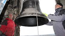 Kostel v Liběšicích má nový zvon. Do věže ho vyzvedl jeřáb 