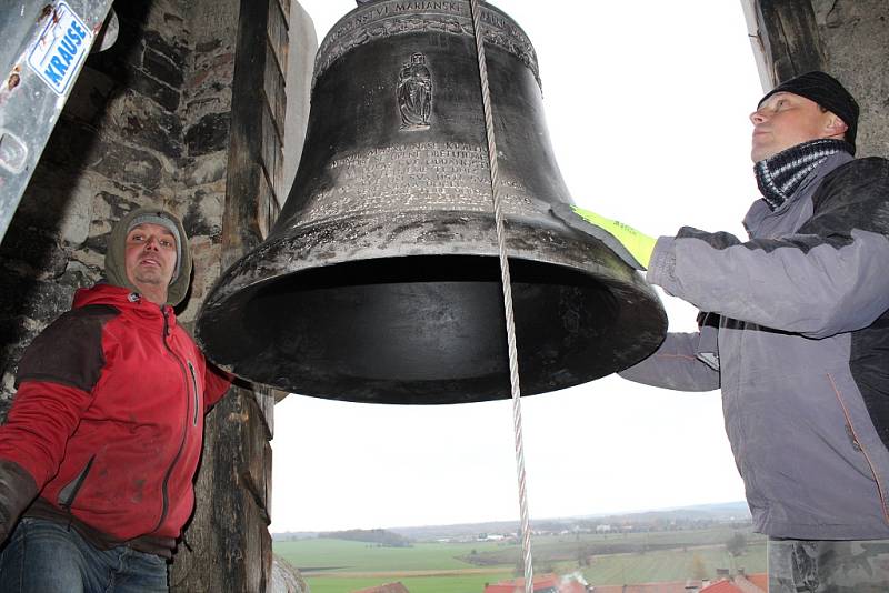 Kostel v Liběšicích má nový zvon. Do věže ho vyzvedl jeřáb 