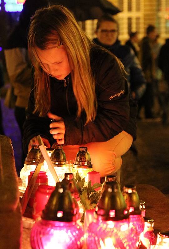 Lidé na Mírovém náměstí v Lounech zapalovali svíčky za oběti teroristických útoků v Paříži.