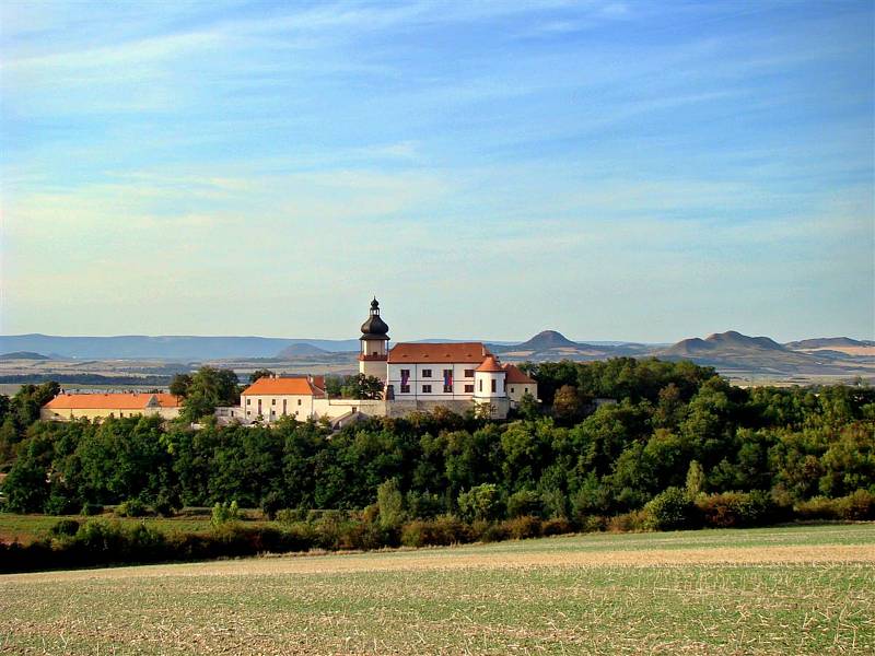 Ubytování v zámeckých komnatách nabízí zámek Nový Hrad v Jimlíně.