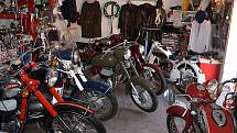Historické motorky a auta jsou pro Jindřicha Kabourka z Hříškova velkým koníčkem. Má 24 motocyklů a 19 aut.