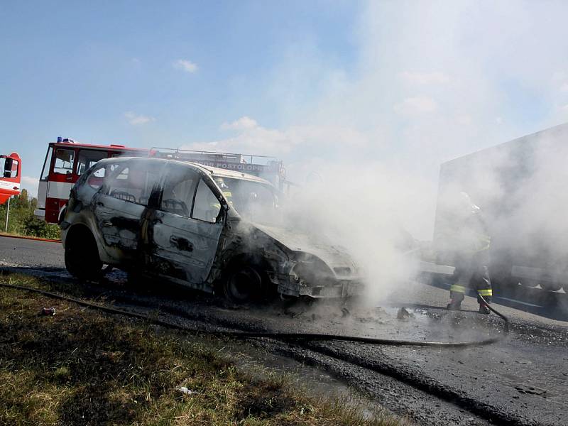 Požár zcela zničil auto na výjezdu z Loun