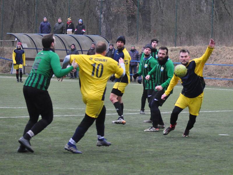 Vrbno (v zeleném) přijelo pouze s 8 hráči a tak si jeho dres oblékli i tři hráči soupeře a právě Jan Škoda z Cítolib pomohl hattrickem porazit svůj mateřský tým.