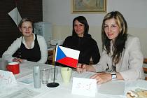 Soňa Slachová, Eliška Fajlová a Stanislava Tycová (zleva) usedly v sobotu ve volební komisi v Holedeči u Žatce, kde se konaly nové volby.