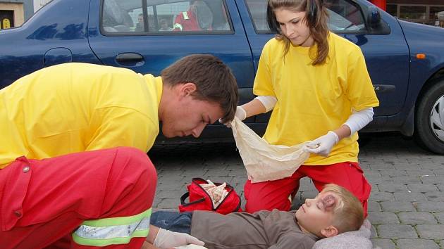 Petr Novák a Denisa Lehoučková, mladí záchranáři z Českého červeného kříže v Lounech, ošetřují figuranta Vojtěcha Štolfa v bezvědomí po dopravní nehodě, jejímž námětem byl střet auta s chodcem.