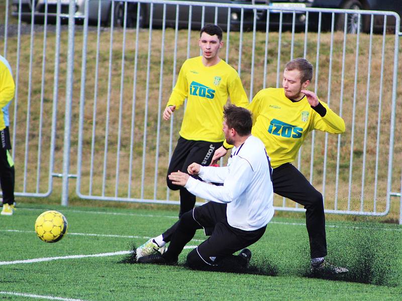 První přípravný duel sehráli žatečtí fotbalisté (ve žlutém) proti Mosteckému FK 2:3 (1:1)