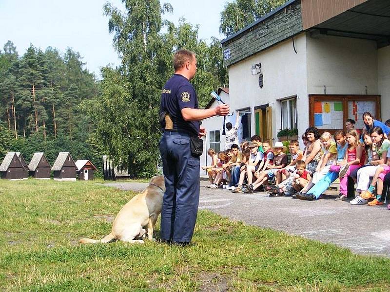 Příslušníci vězeňské služby z Nového Sedla zavítali do tábora v Žerotíně