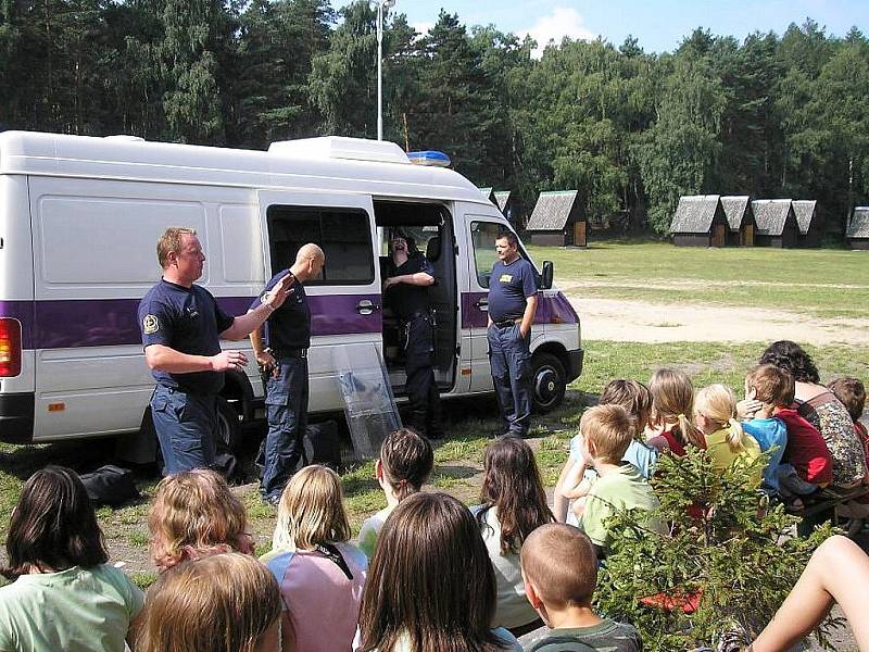 Příslušníci vězeňské služby z Nového Sedla zavítali do tábora v Žerotíně