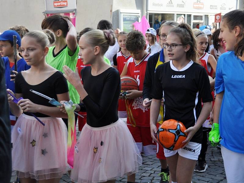 Oslavy a průvod k výročí 150 let lounské ZŠ Komenského