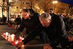 Lidé zapalují svíčky na pomníku Jana Husa na Mírovém náměstí v Lounech