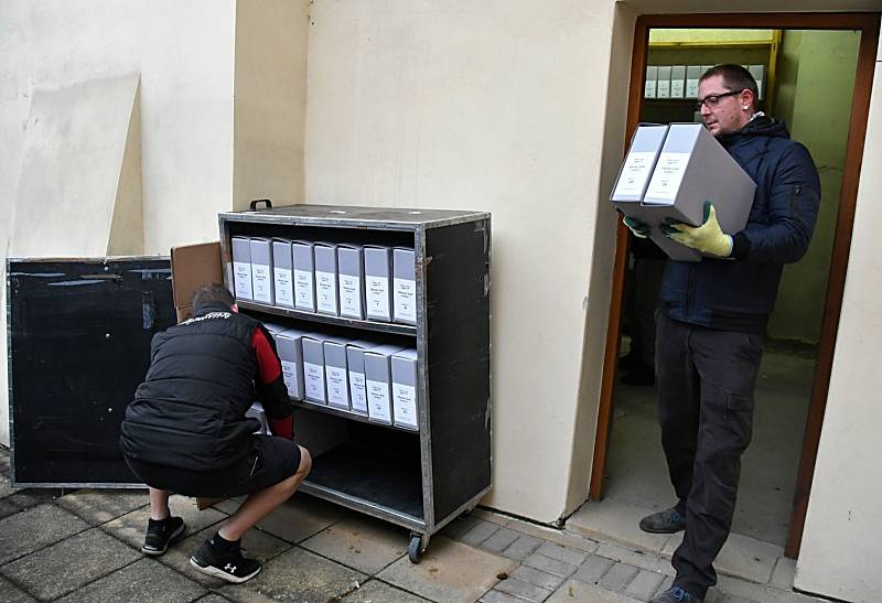 V pondělí 6. prosince začalo stěhování lounského státního okresního archivu do nové budovy.