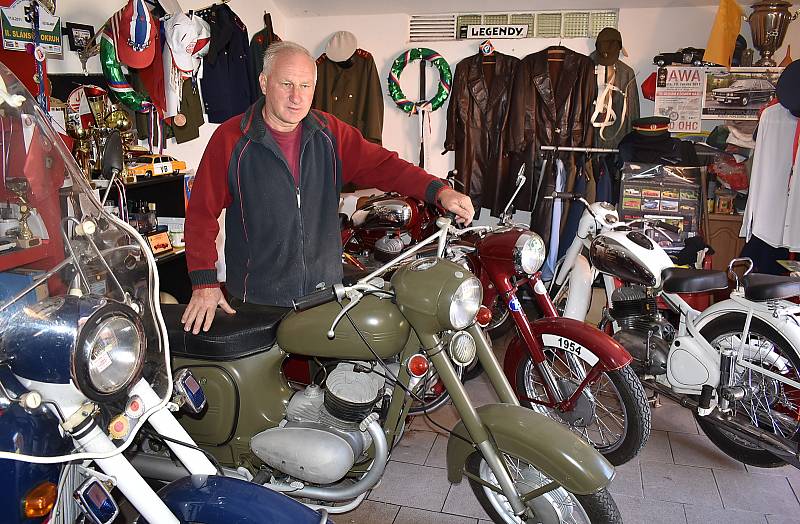 Historické motorky a auta jsou pro Jindřicha Kabourka z Hříškova velkým koníčkem. Má 24 motocyklů a 19 aut.