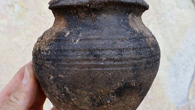 Keramický hrnec nalezený v jedné z odpadních jímek z přelomu 13. a 14. století.