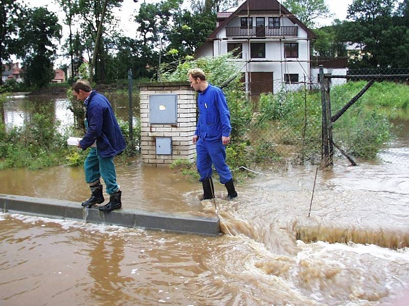 Rozvodněná Chomutovka při záplavách 2002 v Bitozevsi.