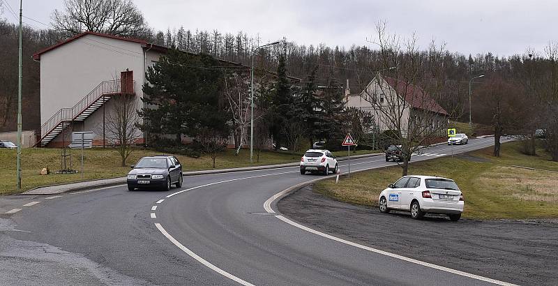 Žiželicemi na Žatecku prochází frekventovaná silnice I/27 Most - Plzeň. V posledních dnech si místní kvůli covidovým opatřením všimli úbytku aut.