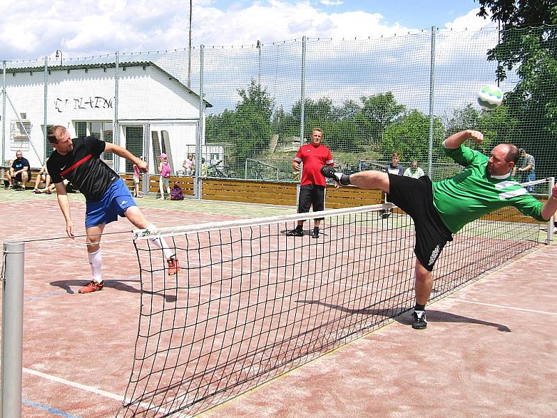 Nohejbalisté při tradičním červencovém turnaji v Blatně u Podbořan.