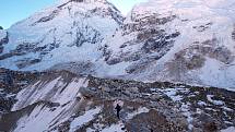 Petra a Štěpán Kotkovi v základním táboře horoleců (5364 m.n.m.) a při cestě tam přes morénu ledovce Khumbu