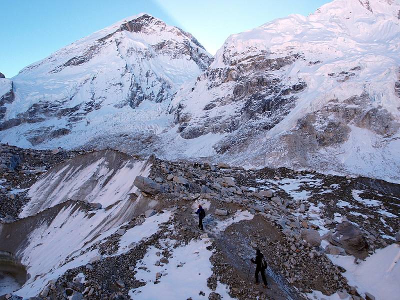 Petra a Štěpán Kotkovi v základním táboře horoleců (5364 m.n.m.) a při cestě tam přes morénu ledovce Khumbu