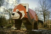 Herní socha v podobě pandy červené v Zooparku Chomutov. Vytvořili ji Ateliér Unipark / Jana Bezuchová a Jan Štohandl.