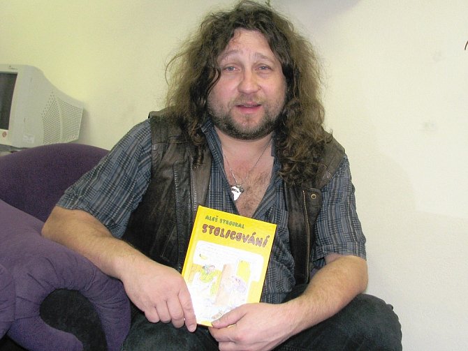 Žatecký spisovatel Aleš Stroukal se svou novou knihou Stolicování. 