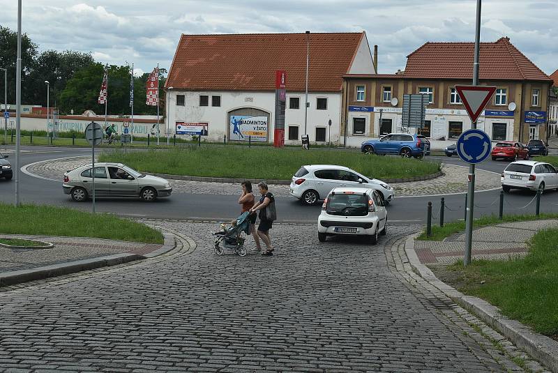 Na kruhovém objezdu u Benziny se opět objeví sud. Jiný tam byl do roku 2016, nyní je v areálu pivovaru.