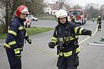 Cvičení hasičů a záchranářů u lounského zimního stadionu