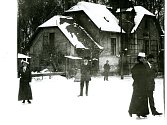 Snímek z bruslení u Polívků kolem roku 1915 v Lounech našel ve svém archivu sběratel dobových pohlednic Jaroslav Rychtařík