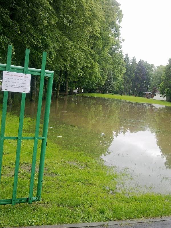 Pondělí 3. 6. 2013. Zaplavování lounského výstaviště těsně před 3. stupněm na Ohři