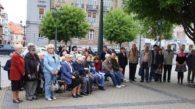 Připomínka 69. výročí ukončení druhé světové války a osvobození Československa od fašismu na Kruhovém náměstí v Žatci