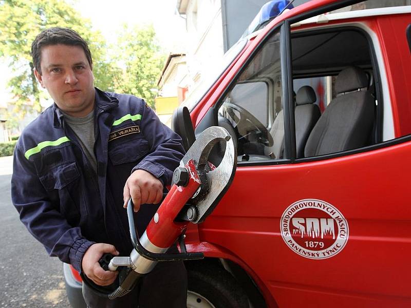 Miloslav Vejražka, velitel SDH Panenský Týnec, u nového Fordu Transit, který bude vyjíždět k technickým zásahům. Při nich pomohou i loni zakoupené hydraulické nůžky.
