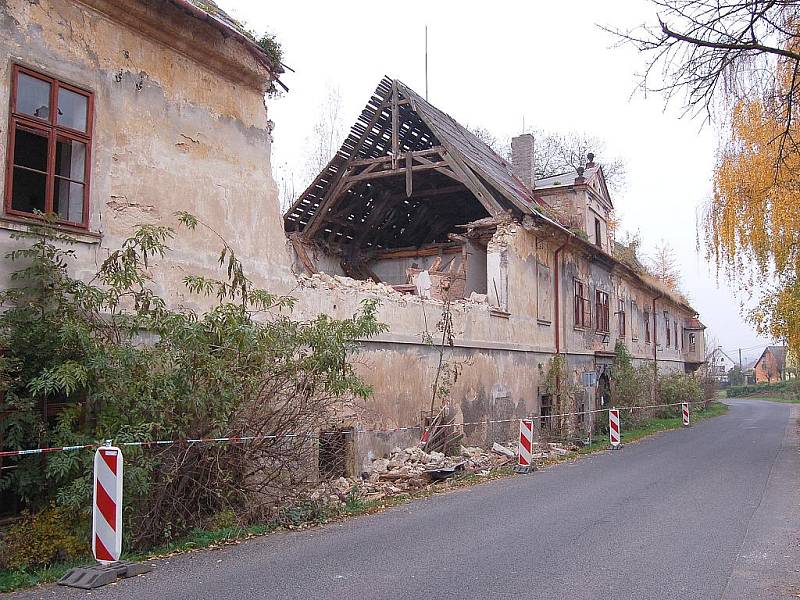 Část zámku v Dobříčanech se zřítila