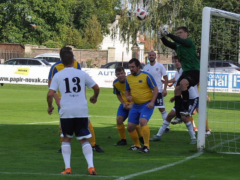 Fotbalisté Dobroměřic (v bílém)  bez několika hráčů základní sestavy deklasovali diskutující Klášterec.