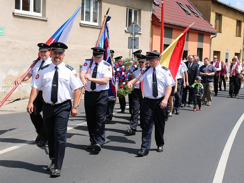 Oslavy 670 let obce Líšťany začaly průvodem a položením věnců u místního pomníku