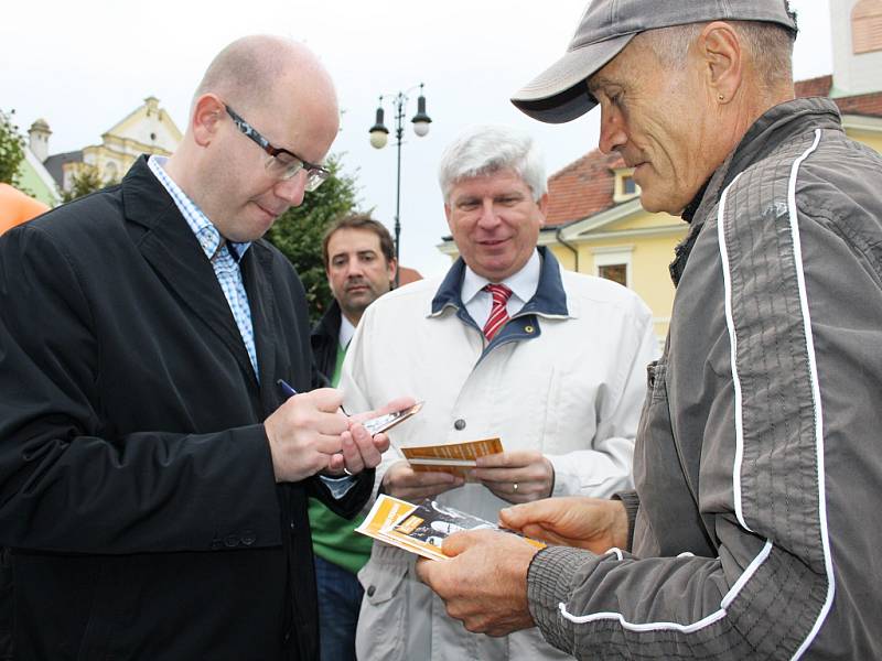 Předseda vlády Bohuslav Sobotka s občany na Mírovém náměstí v Lounech