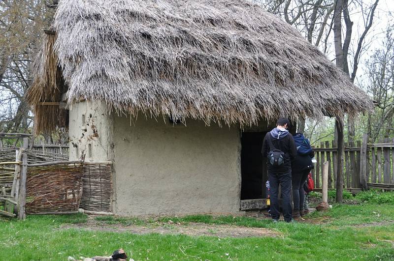 Unikátní archeologický skanzen v Březně u Loun je opět otevřený pro veřejnost.