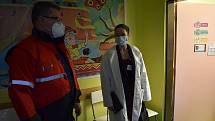 Hejtman Ústeckého kraje Jan Schiller v pátek 5. února navštívil očkovací centrum na dětském oddělení žatecké nemocnice. Diskutuje s Janou Olšanovou z ředitelství nemocnice.