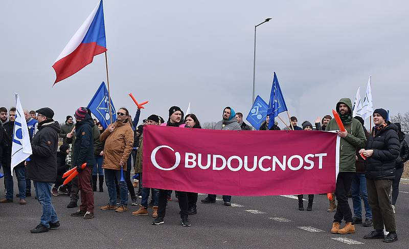 Demonstrace před továrnou Nexen v průmyslové zóně Triangle u Žatce. Pondělí 6. února